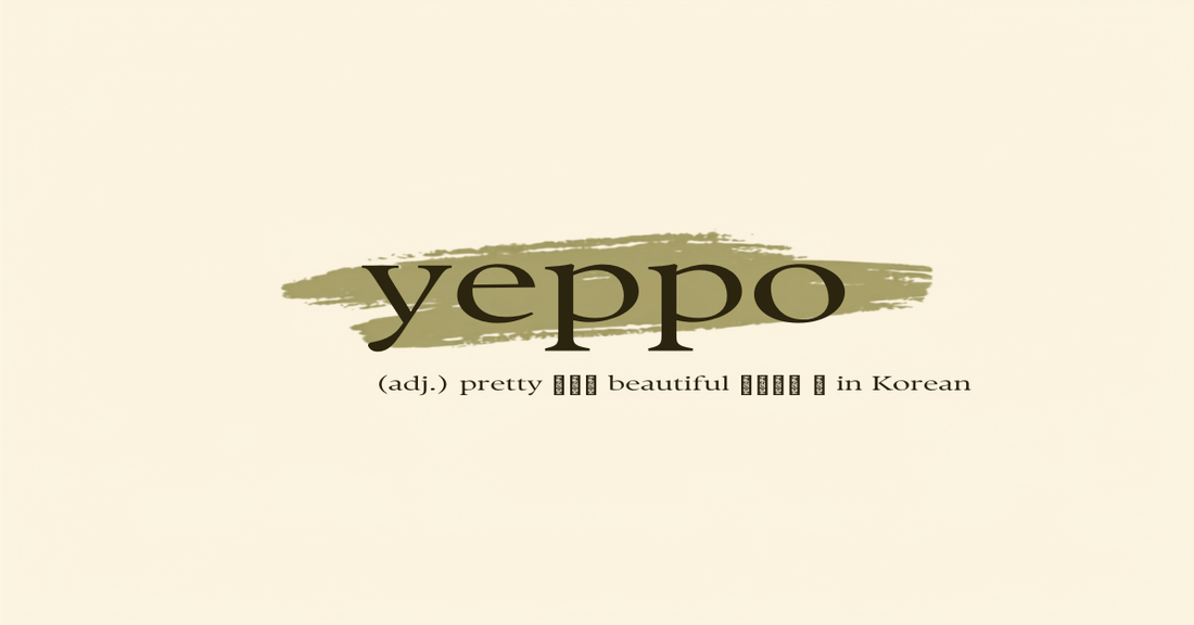 La palabra coreana yeppo escrita con una pincelada verde oliva, que significa bonito o guapa en coreano