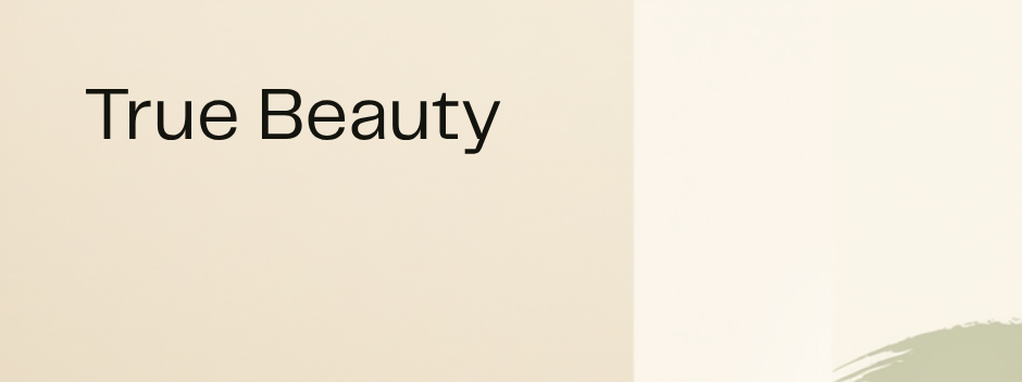 Fondo crema minimalista con el texto True Beauty, sobre la belleza coreana del K-drama