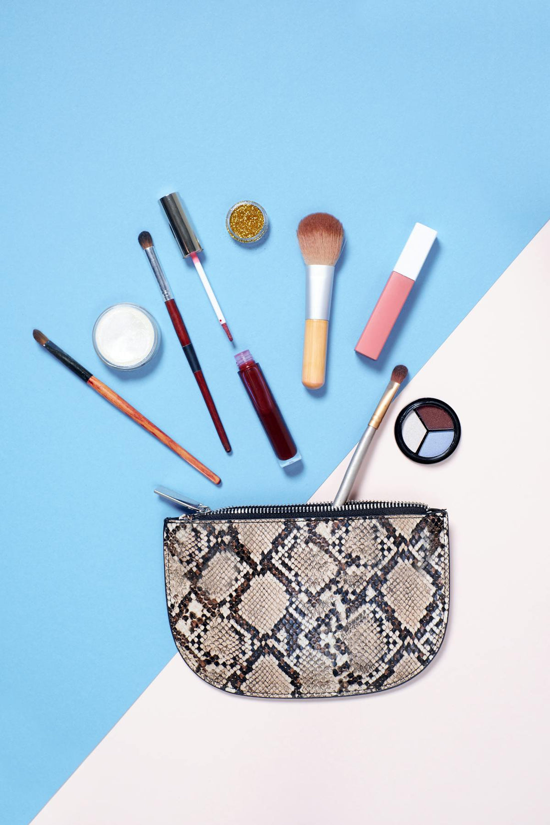 Primer plano de labios hidratados con cosmética coreana lip mask y bálsamo coreano