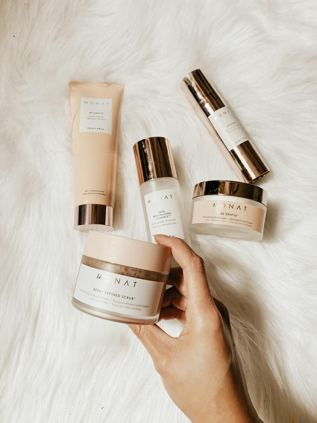Mujer joven aplicando sérum coreano de centella sobre piel con tendencia acneica como parte de su rutina K-Beauty