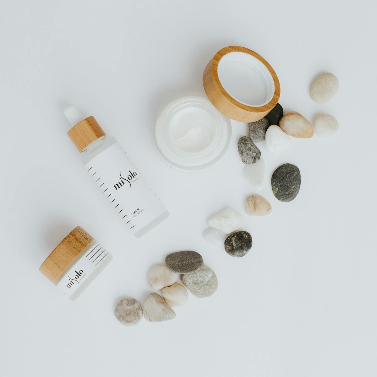 Mujer con mascarilla facial coreana tipo sheet mask en su rutina K-Beauty