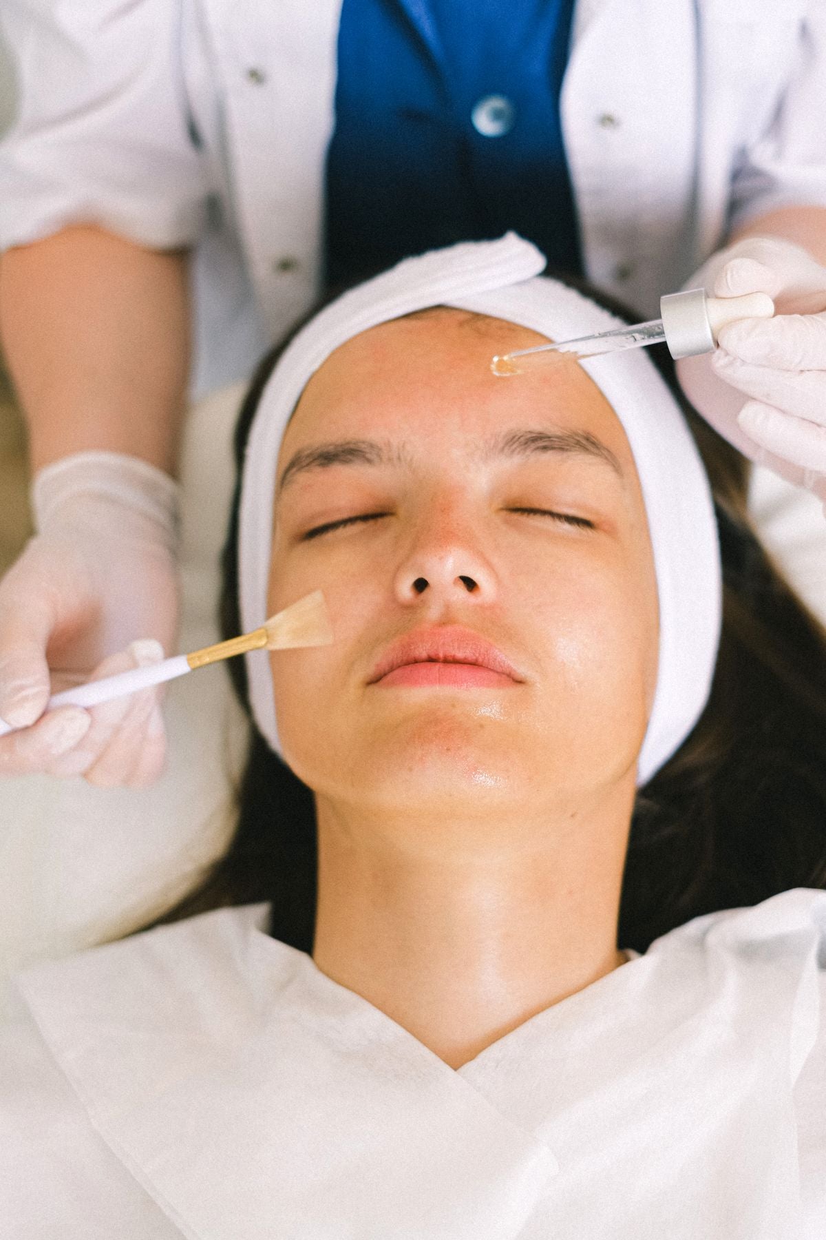 Tratamiento facial suave con sérum aplicado sobre la piel, representando una rutina k-beauty para piel sensible