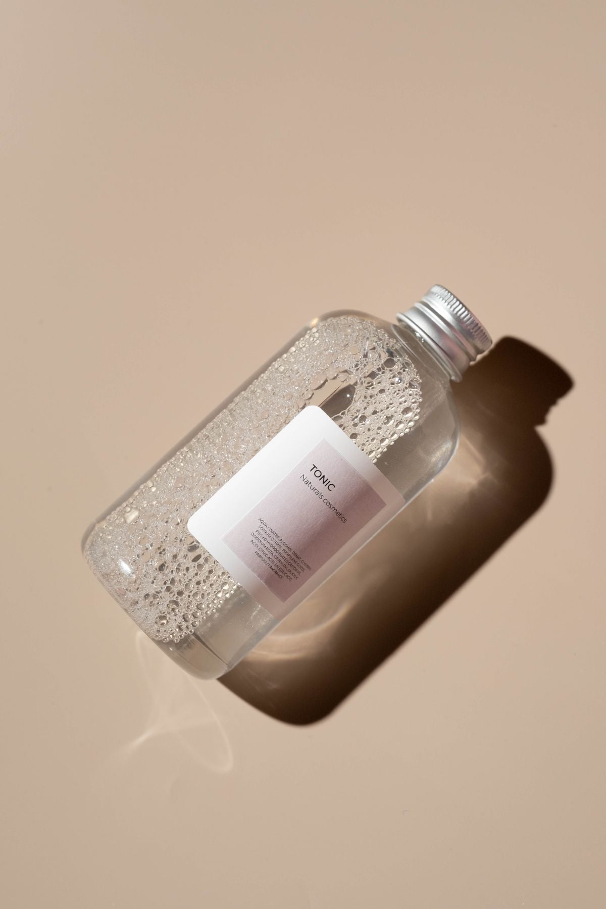 Frasco de tónico facial coreano de textura ligera y acuosa, útil en una rutina para piel grasa y control de brillos